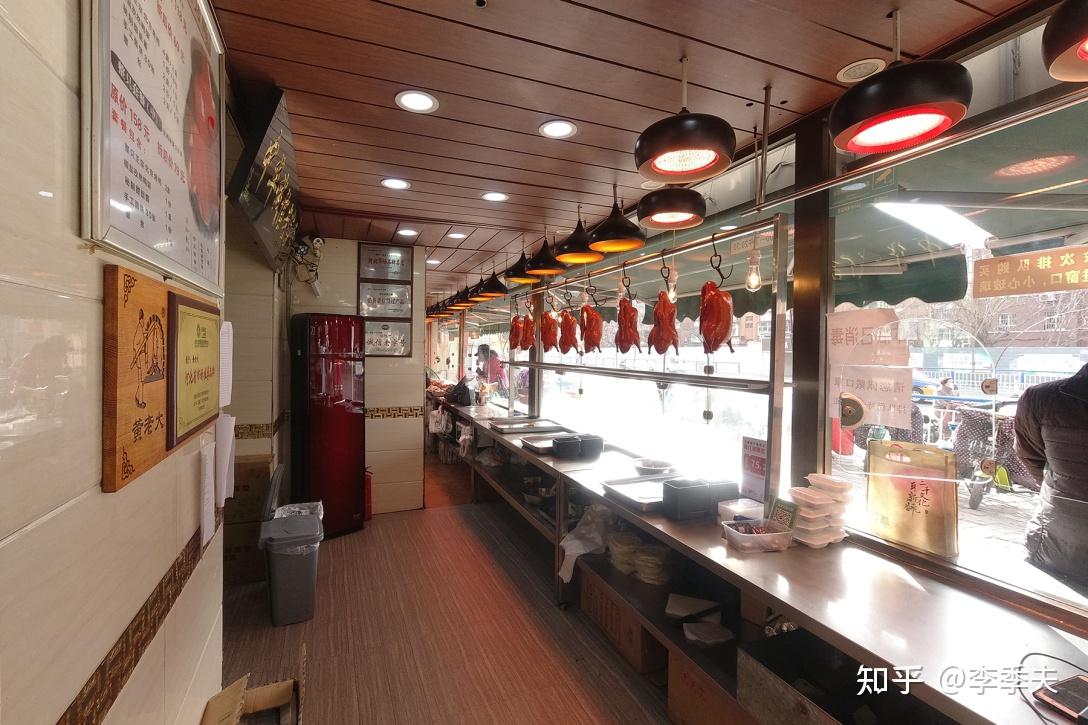 黄老大北京烤鸭在石家庄门店众多,但是装修风格陈旧老套,与30-50元