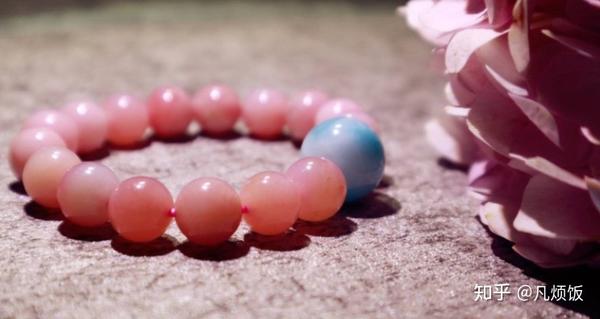 粉澳宝——粉红蛋白石又名粉欧泊,粉澳宝,是一种不具有变彩效应的贵重