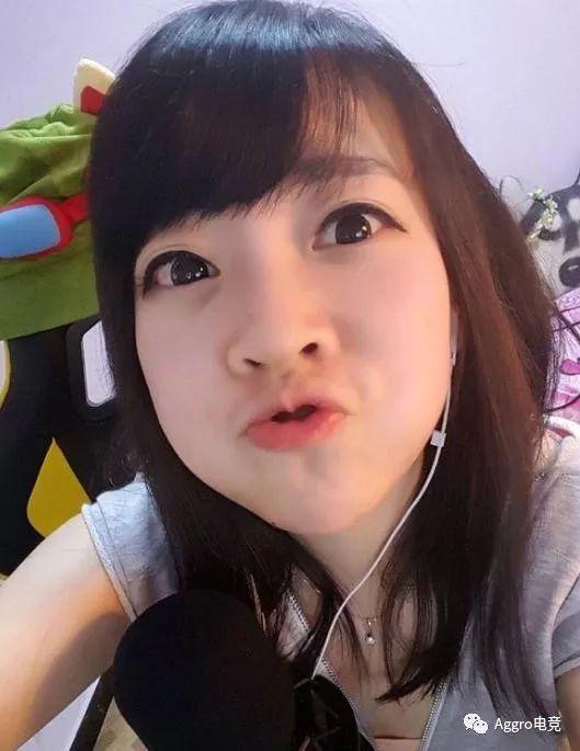 冯提莫早期直播照曝光身穿黑丝却被吐槽腿太粗堪称萝卜腿