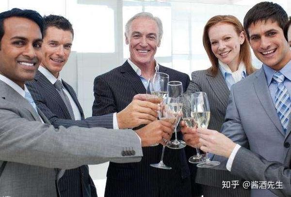 酒场上,陪老板和客户喝酒聊天,掌握规矩,让老板把你当