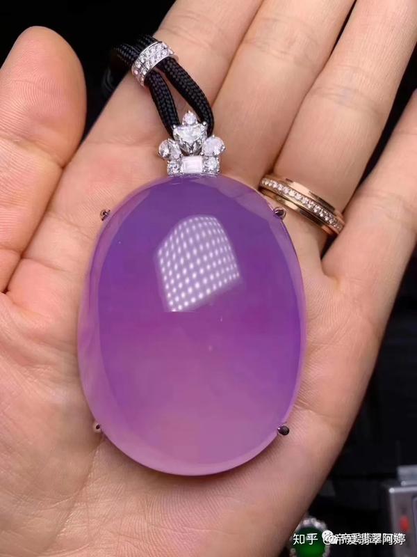 蓝紫:蓝紫色在紫色翡翠中也算常见,从淡蓝紫到深蓝紫都有,变化较大