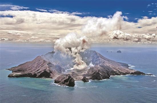 新西兰怀特岛火山喷发数10名游客围在火山口