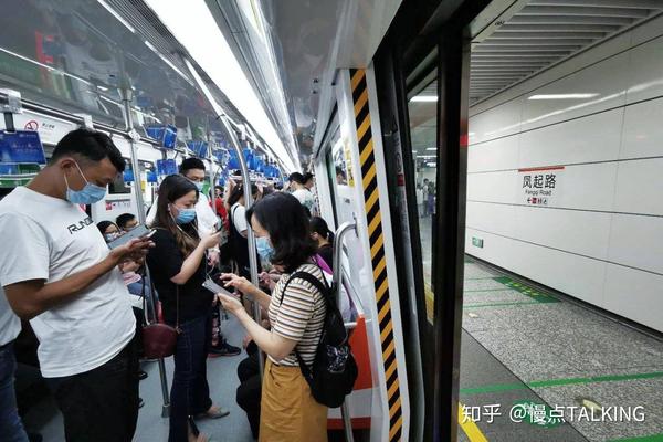杭州地铁内玩手机的人们.