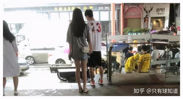 徐杰和女友闹市区逛街女方身高甚至还略胜一筹正脸更是颜值高