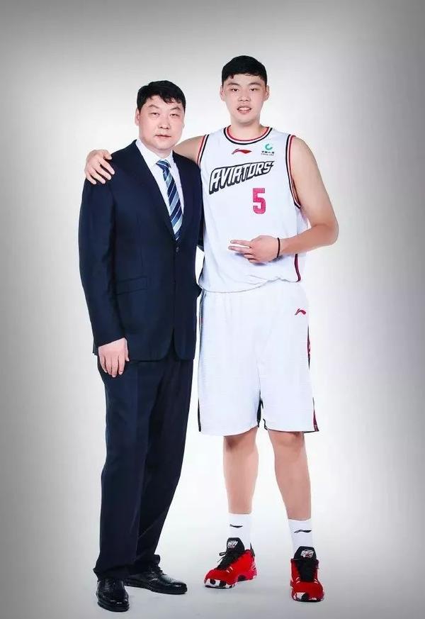 他就是深圳男篮刚刚升上一队的赵义明体重足有 150kg