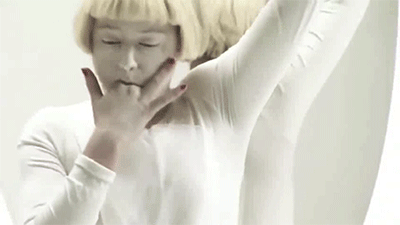 她是用 呕吐物进行绘画创作的. 也就是说.嗯.