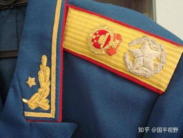 唯有元帅和大元帅肩章上才有红色国徽
