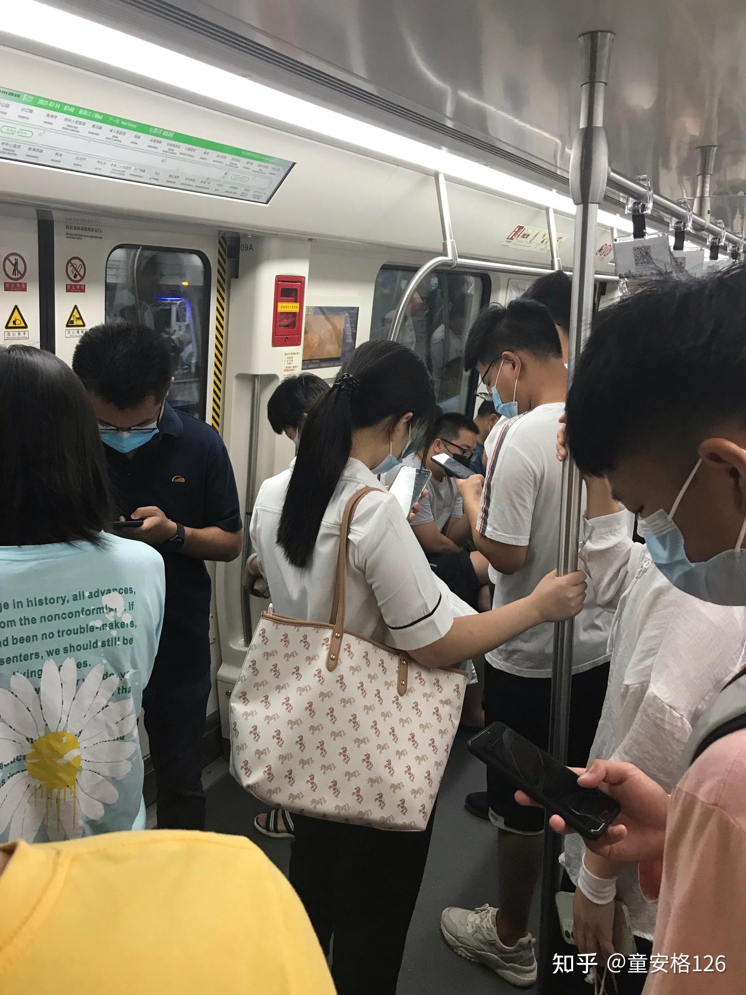 你知道地铁上为什么那么多人都在低头玩手机吗?为什么