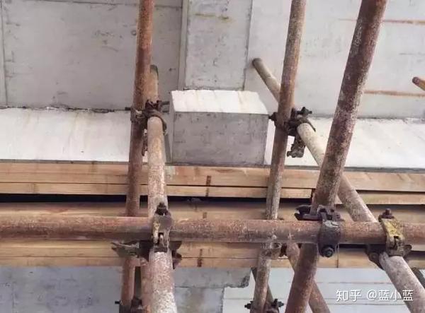 以装配式建筑叠合板为例,生产工序:钢模制作→钢筋绑扎→混凝土浇筑