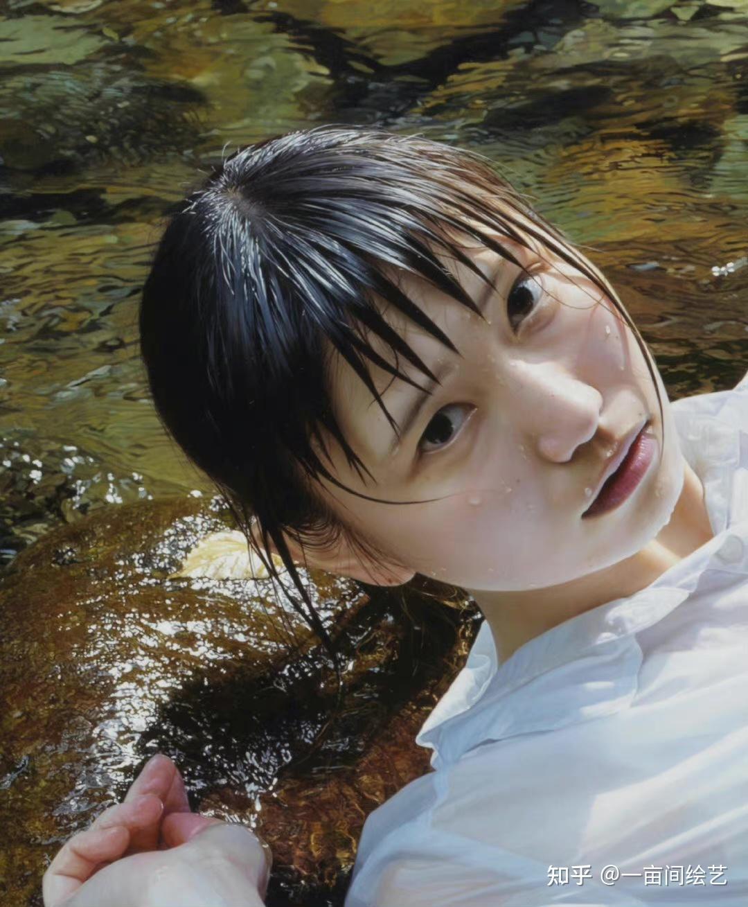 日本作家三重野庆所创作的这幅超写实油画《水中少女,让人无比