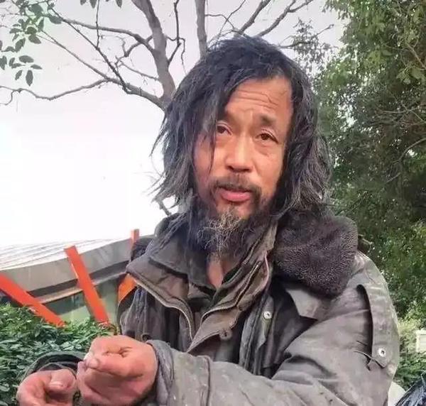 流浪大师"包装成:长发气度不凡,眼睛有神,谈吐高雅,这才是真正的大师!