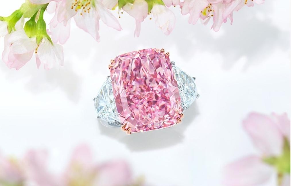 惊世粉钻拍卖史上最大的艳彩紫粉红钻石以195亿港币落槌