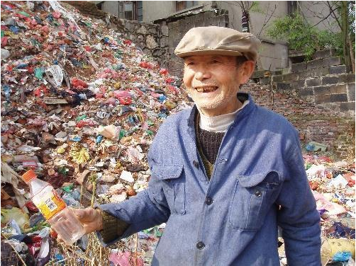 有些老人家庭条件不错,为什么还是要去捡垃圾呢?