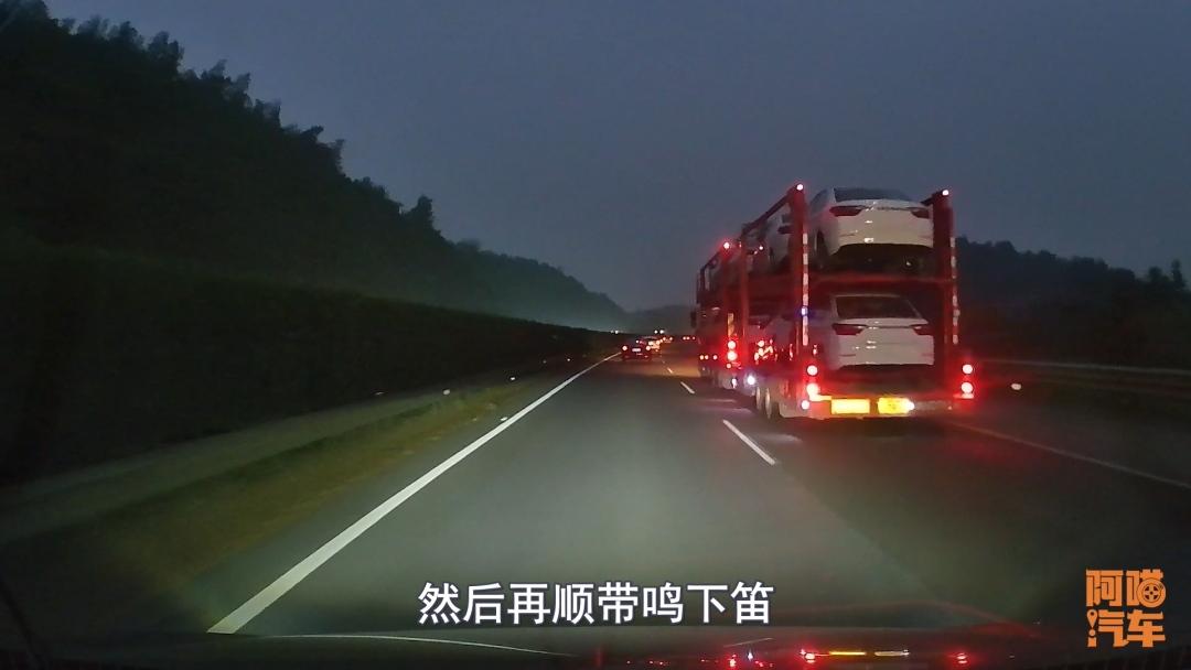 晚上跑高速如何超大货车教你几条经验关键时候能保命