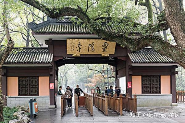 石刻对面便是著名的灵隐寺.