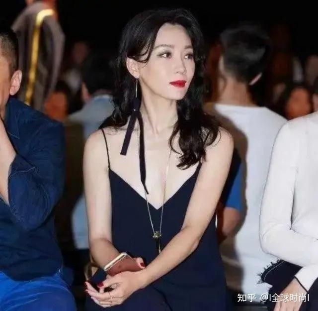 完颜女神陈数好敢穿v领吊带露半个肩发型好美艳