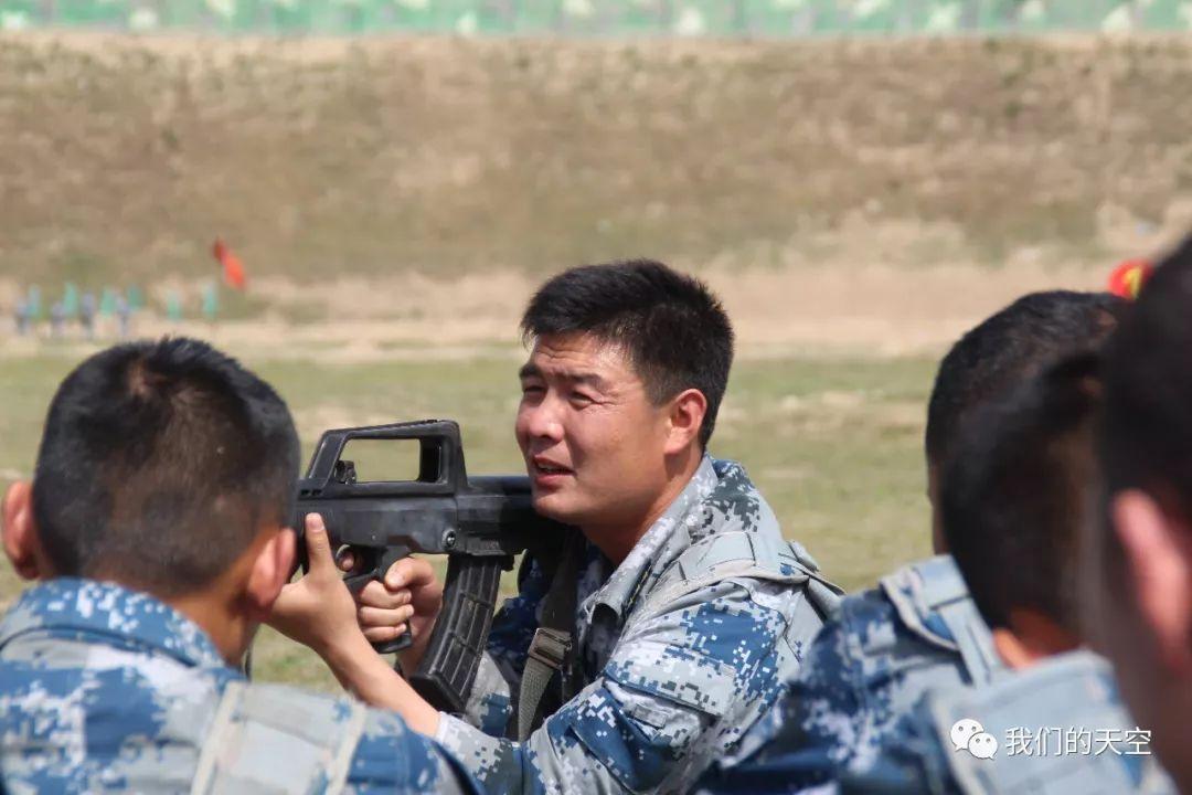 空降精武标兵张展伟剑守苍穹射天狼