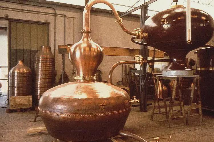 而且干邑的蒸馏必须使用夏朗德壶式蒸馏器(charentais pot still.