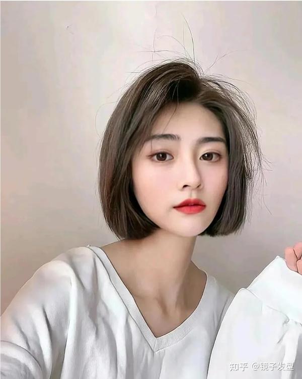 层波波头配上冷棕色的染发,也是元气满满,显小又可爱,很适合年轻女生
