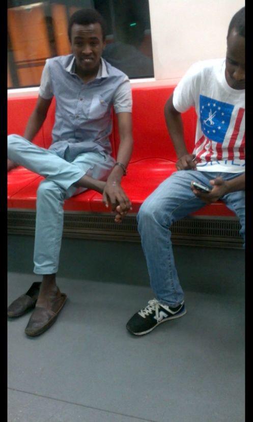 14年夏天,哈尔滨地铁,偶遇黑人抠脚大汉
