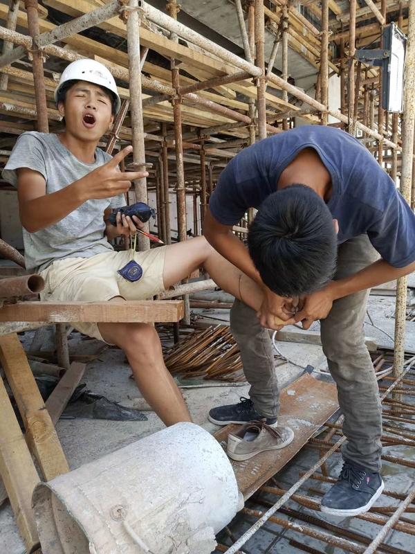 这两张是我踩钉子了,同事帮我挤血(9.7更,我打过破伤风了)