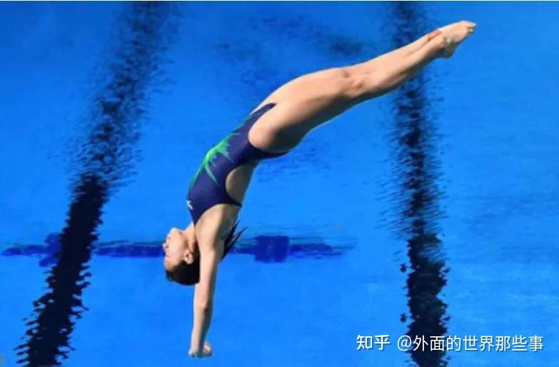 覃帆自幼学习体操,12岁开始跳水训练,初期是女子跳台,后因北京队缺乏