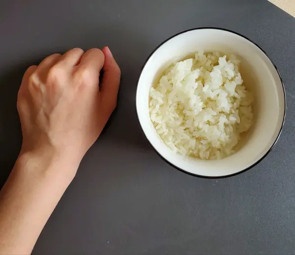 薄荷健康食物称,我才知道 100g 米饭只有女生的拳头大小,半小碗,热量