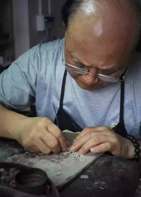 重庆唯一的银饰工艺美术大师——李昌义