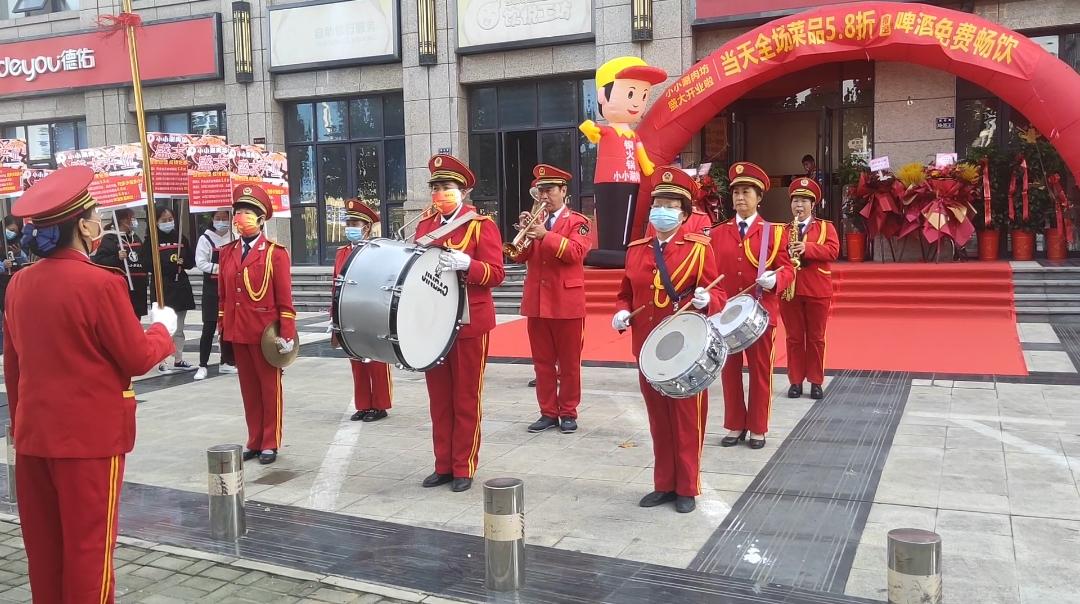 郑州军乐队表演 开业庆典的第一选择就是锣鼓队和军乐队,她能为开业的