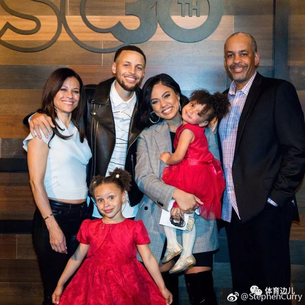 一家人哦,大女儿长得简直和库里一毛一样