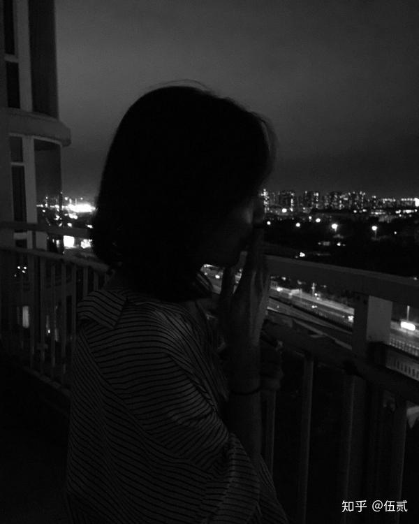 女生怎么样抽烟帅一点?