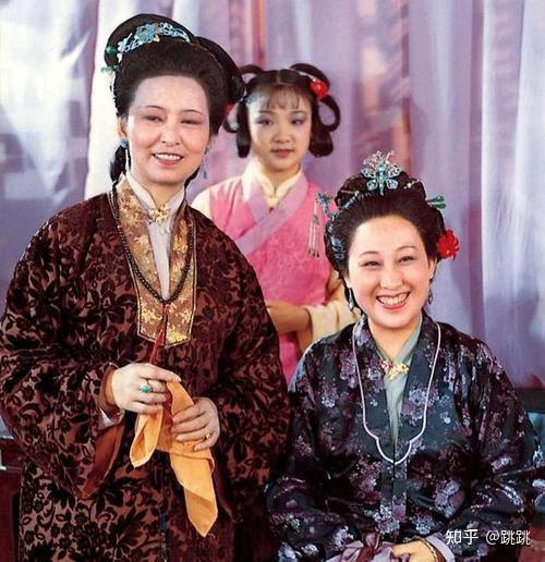 为什么薛蟠薛宝钗管薛姨妈喊妈妈贾宝玉却不喊王夫人妈妈