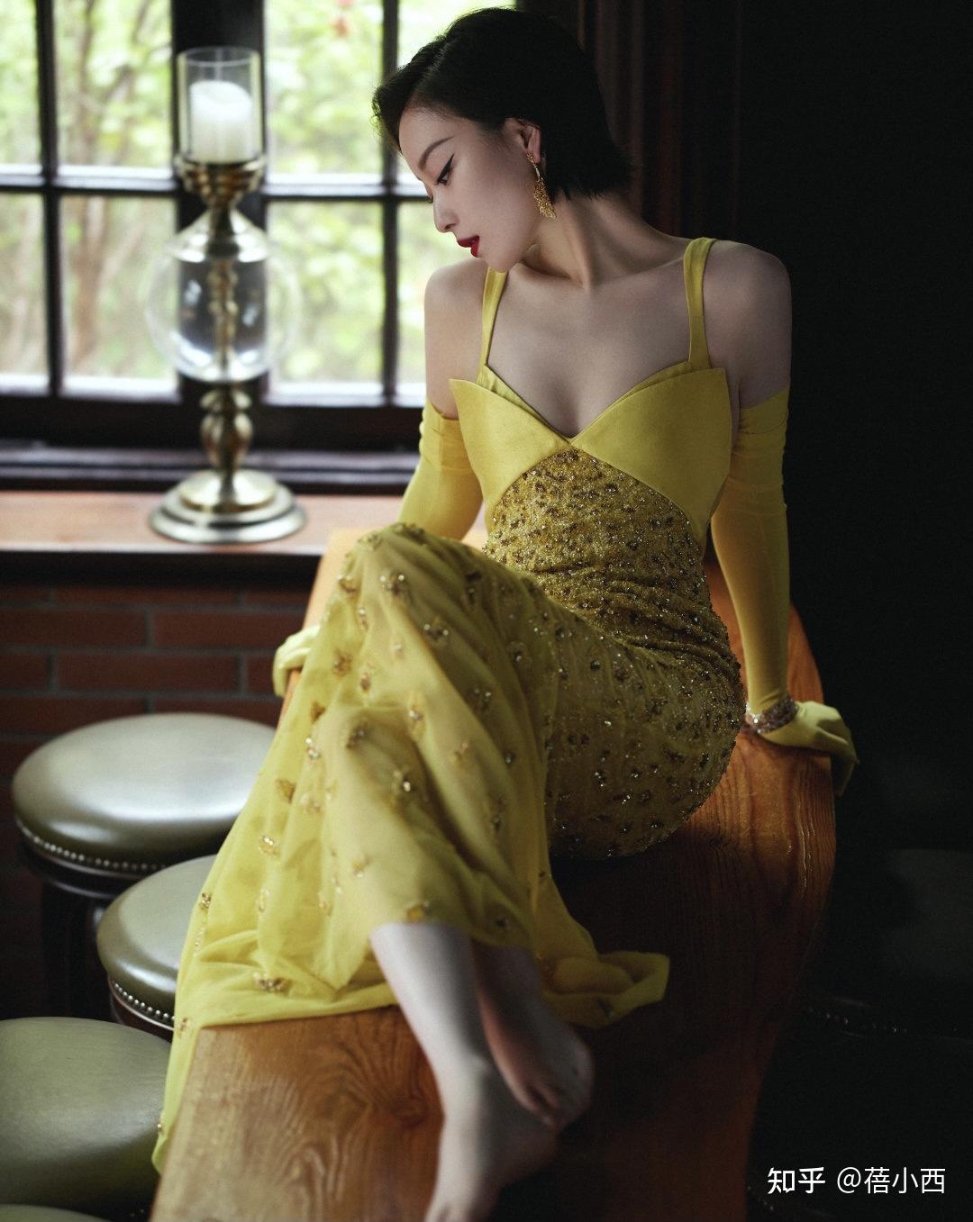 朱迅的气质真不是装的,连这么土气的黄色连衣裙,都穿出了高级感