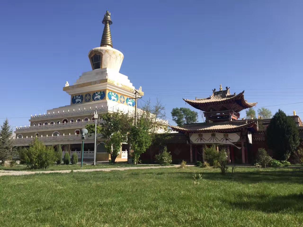 位于贵德县城北侧黄河臂弯处,系藏传佛教格鲁派寺院,属塔尔寺子寺