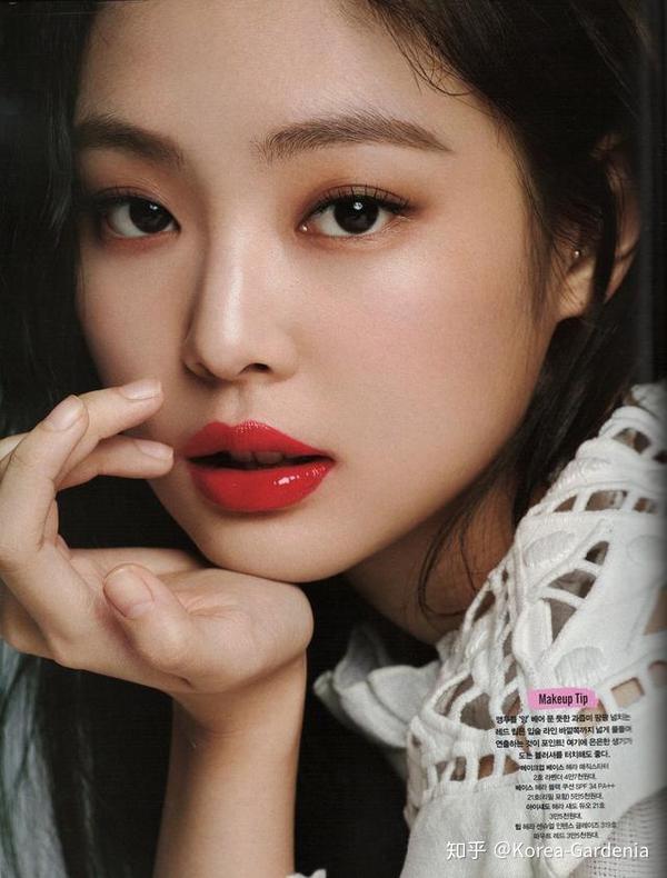 jennie全新美妆大片烈焰红唇化身小妖精性感又明媚