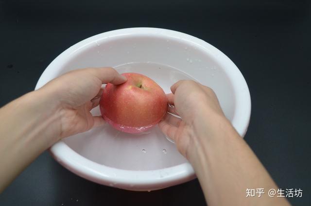 用清水洗苹果等于白洗,教你正确清洗方法,吃的干净又放心