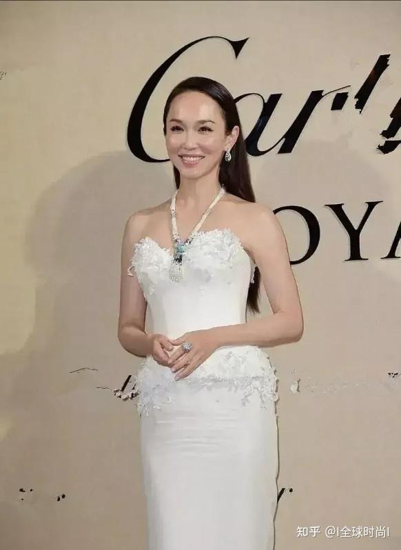 新加坡"第一女神"范文芳 穿亮色连衣裙显优雅 笑容好自然