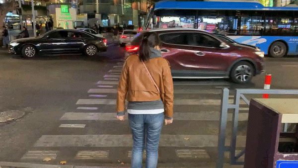 智能斑马线设计师:为低头族操碎了心