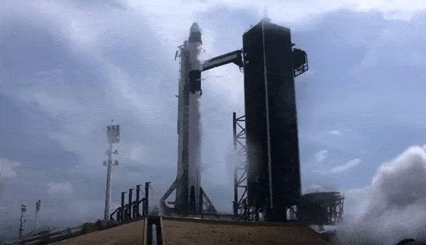 SpaceX首次载人火箭发射成功！