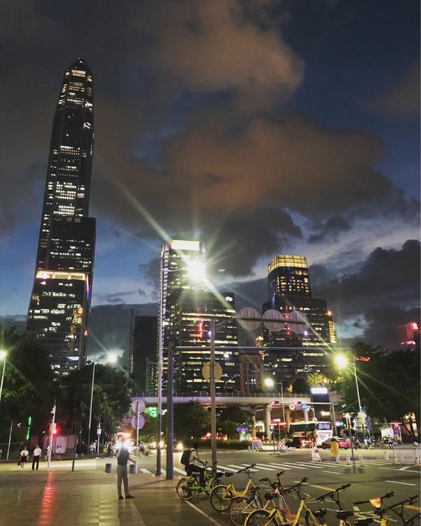 深圳会展中心地铁口出来,看到天黑了但是天空居然还有云  然后就