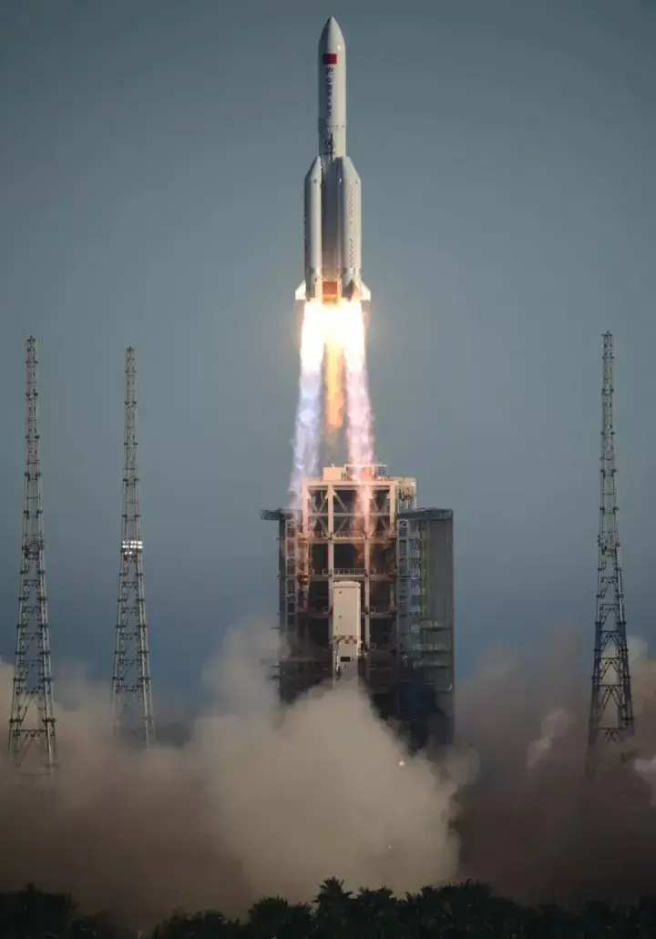 热烈祝贺长征5b火箭成功发射中国载人航天再次迈出重要一步