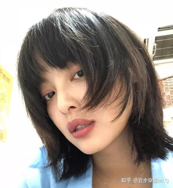 严格来说,这种发型属于以前高层次碎发和低层次内扣直发的变种 后面