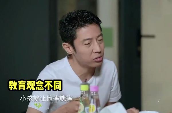 撒贝宁吐槽外籍妻子放任孩子舔地板啃拖鞋育儿专家做得对