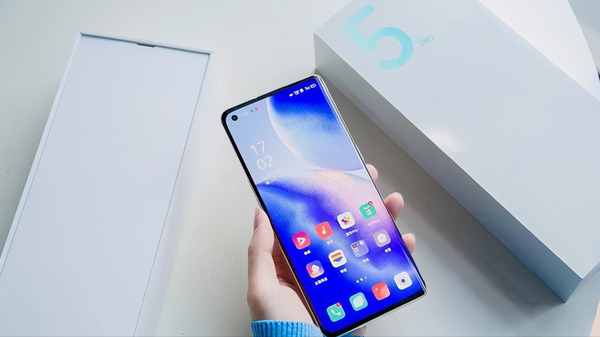 oppox7pro手机,oppox3pro手机 oppo reno5 pro绝对是目前最好看的天玑1000plus手机,它有一块6.