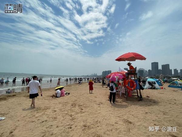青岛石老人海水浴场开放首个周末探访四万游客享受清凉