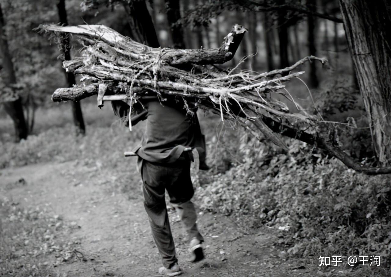 附近的三道崴(wǎi)子上,碰上到山林中砍柴的蒙江县保安村的四位村民