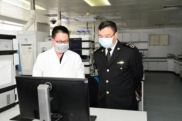 青岛海关关长  贺水山