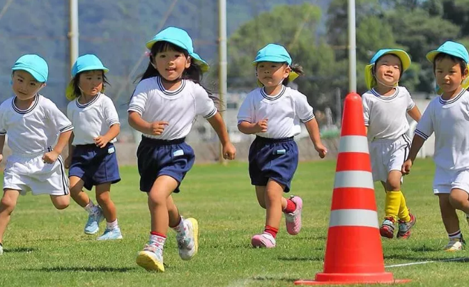 家长和学校等对于孩子们的学习成绩比较重视,却轻视其身体素质