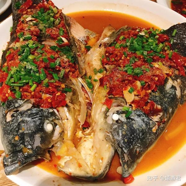 剁椒鱼头就是另一种风格,汤汁非常下饭.