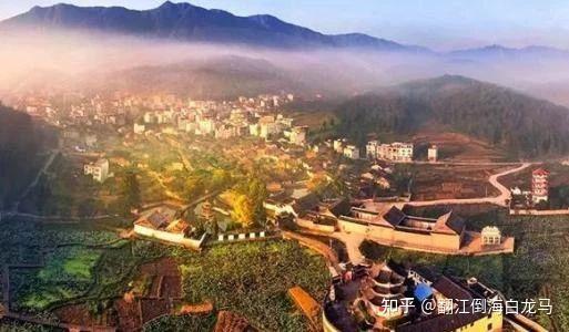 在福建周宁的鲤鱼溪,不仅有美丽的传说,还有天下最奇特的葬礼!
